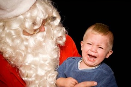 Bambino che piange con Babbo Natale