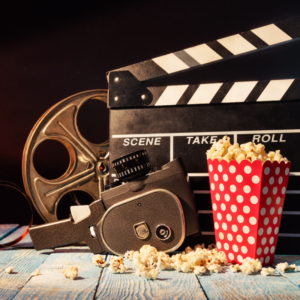 Foto di bobina cinema e sacchetto pop corn