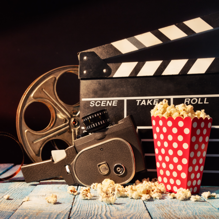 Foto di bobina cinema e sacchetto pop corn