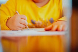 Bambino che scrive
